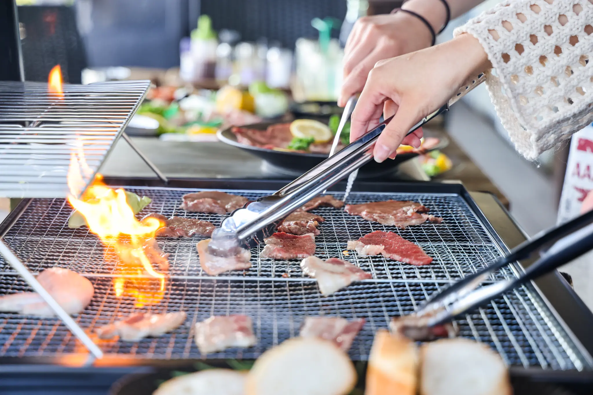 BBQで肉を焼く